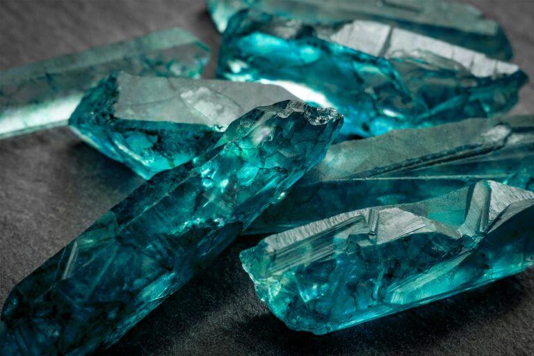 Đá Aquamarine (đá ngọc xanh biển) được xem như là là bùa hộ mệnh mang lại năng lượng tích cực hỗ trợ con đường công danh sự nghiệp cũng như tình duyên cho chủ nhân mệnh Mộc