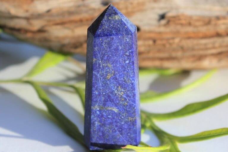 Đá Lapis lazuli (ngọc lưu ly) được rất nhiều người ưa chuộng bởi vẻ đẹp hoàng gia cao quý. Đây là một trong những loại đá mang nhiều công dụng tuyệt vời về mặt sức khỏe cũng như phong thủy