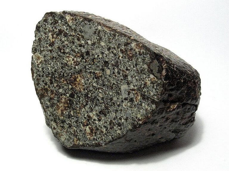 Đá thiên thạch (Tektite) một trong những loại đá phong thủy cho người mệnh Mộc rất tốt cho sự cân bằng âm dương ngũ hành tạo điều kiện để sinh khí phát triển