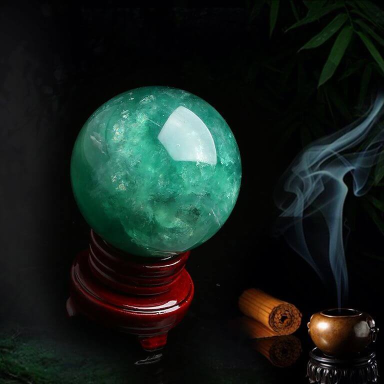 Đá Thạch Anh xanh (Aventurine) với ý nghĩa "tình cờ" và "cơ hội" biểu tượng cho sự thịnh vượng và tự tin, đây được cho là loại đá mang lại sự may mắn thu hút vượng khí giàu sang