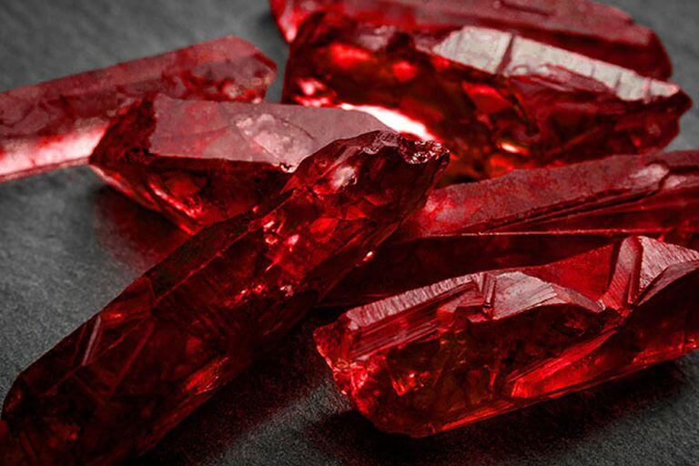 Đá Ruby (corundum) được xem là vua của các loại đá quý, màu đỏ tương hợp với mệnh Hỏa và tương sinh với người mệnh Thổ.